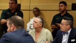 El exdiputado de la Oficina del Sheriff de Broward Scot Peterson y su abogado defensor Joseph DiRuzzo comparecen ante el tribunal durante una audiencia en Fort Lauderdale, Florida, el jueves 6 de junio de 2019. 