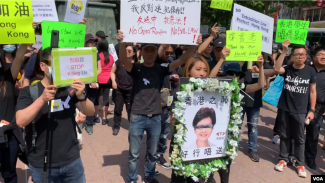 星期日（06/16）下午，纽约的香港人在曼哈顿中国城孔子塑像前集会，支持香港。久岛拍摄。