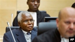 ICC rút lại bản cáo trạng đối với ông Francis Mulhaura (trái), người từng giữ chức Chánh văn Phòng Nội các Kenya.
