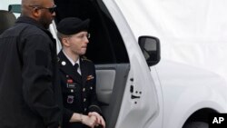 Binh nhất Bradley Manning được hộ tống vào tòa án tại căn cứ quân sự Fort Meade ở tiểu bang Maryland, ngày 21/8/2013.