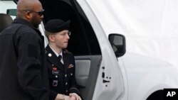 2013年8月21日，美国陆军上等兵曼宁被押送至米德堡的军事法庭，听候量刑宣判