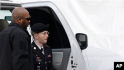 Binh nhất Bradley Manning được đưa đến tòa án ở Fort Meade, 21/8/13