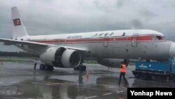 북한 고려항공 소속 JS151편 여객기가 지난 22일 오전 평양을 출발해 중국 베이징으로 가던 중 기내 화재로 인해 랴오닝성 선양 타오셴국제공항에 긴급 착륙해 있다.