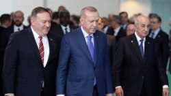 Presidente turco ao centro e Mike Pompeo á esquerda