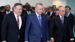 Presidente turco ao centro e Mike Pompeo á esquerda