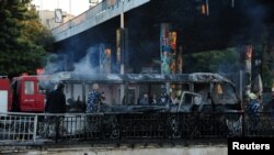 Sebuah bus terbakar di Damaskus, Suriah, setelah bom meledak di dalam bus tersebut dalam insiden serangan yang terjadi pada 20 Oktober 2021. (Foto: SANA/Handout via Reuters)