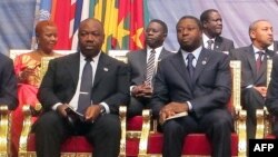 ARCHIVES - Les présidents Ali Bongo Ondimba du Gabon (à gauche) et Faure Gnassingbe du Togo assistent à l'ouverture d'une réunion des dirigeants d'Afrique de l'Ouest et du Centre sur la sécurité maritime à Yaoundé, au Cameroun, le 24 juin 2013. 
