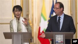 Aung San Suu Kyi (kiri) saat melakukan konferensi pers bersama Presiden Perancis Francois Hollande di istana Elysee, Paris Selasa (26/6). 