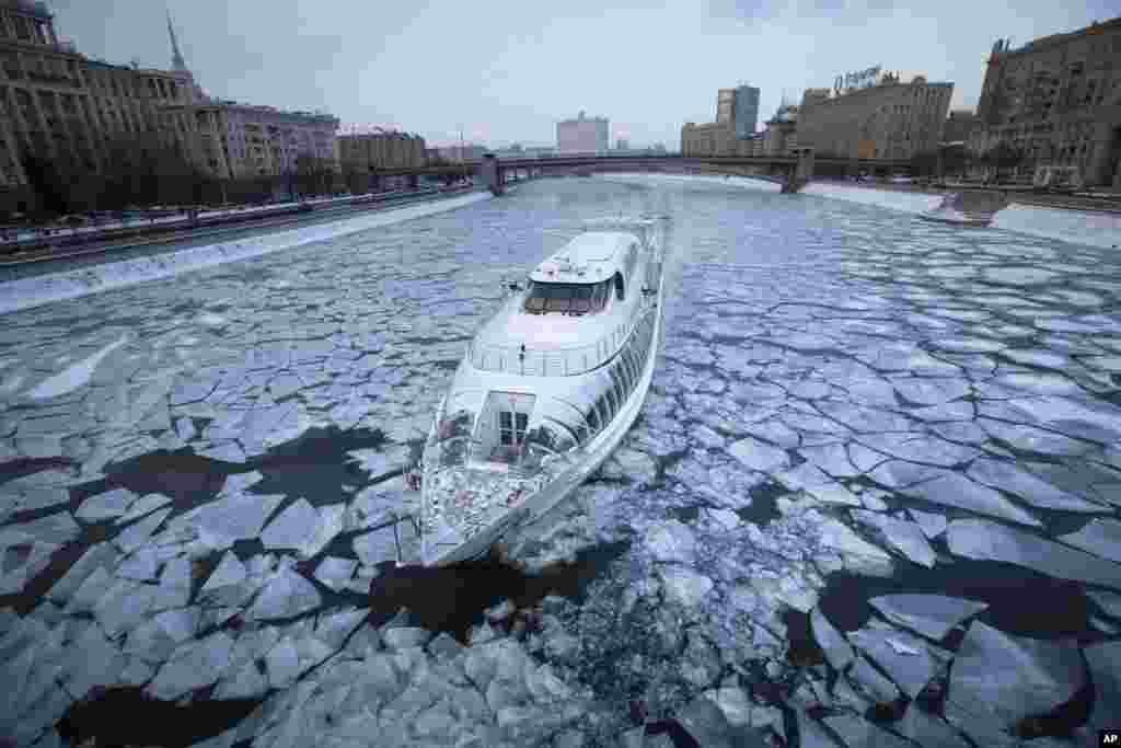 A tourist boat cruises the frozen Moskva River in Moscow, Russia.&nbsp;Temperatures dipped to -18&deg; C (-0.4&deg; F) in Moscow and -20 C (-4&deg; F) in surrounding regions.