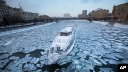اس سال موسم سرما میں ماسکو میں بہنے والے دریائے موسکوا کے یہ روایتی مناظر دکھائی نہیں دیے۔ سردیوں کا درجہ حرارت معمول سے ساڑھے چار ڈگری فارن ہائیٹ زیادہ ریکارڈ کیا گیا۔ 
