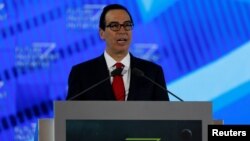 ທ່ານ Steven Mnuchin, ລັດຖະມົນຕີກະຊວງການເງິນ ສະຫະລັດ ກ່າວຄໍາປາໄສ ຢູ່ກອງປະຊຸມແຫ່ງນຶ່ງ ຢູ່ນະຄອນ Riyadh ຂອງ Saudi Arabia ໃນວັນທີ 25 ຕຸລາ, 2017. 