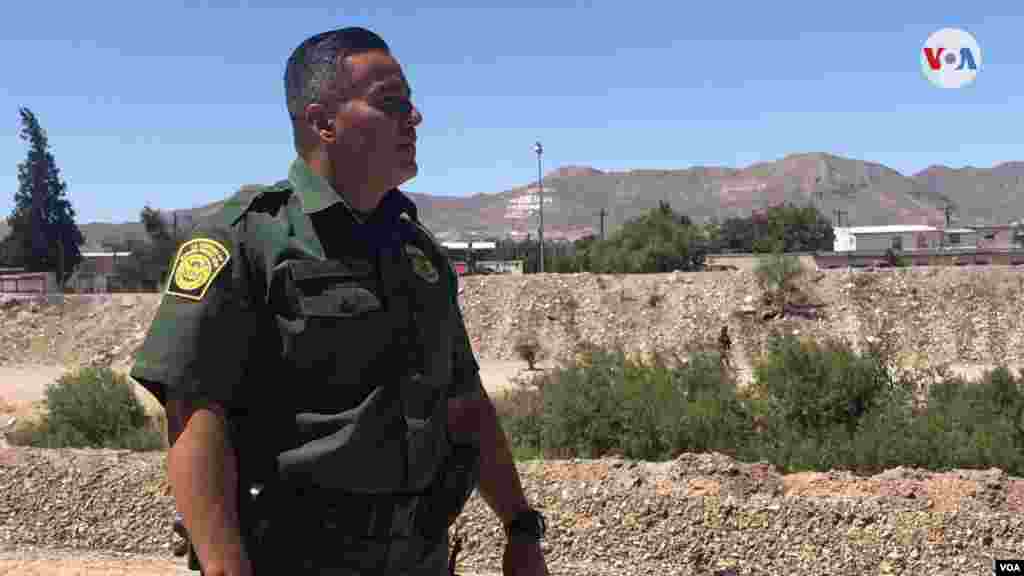 El agente de aduanas y protección fronteriza de EE.UU., Jorge Gómez, señaló que nunca había visto en esta frontera a militares mexicanos patrullando esta zona. Photo: Celia Mendoza - VOA.