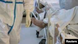 ARHIVA - Pacijenti oboleli od koronavirusa u Zemunskoj bolnici i zdravstveni radnik, 26. novembra 2020. (Foto: Reuters, Marko Đurica)