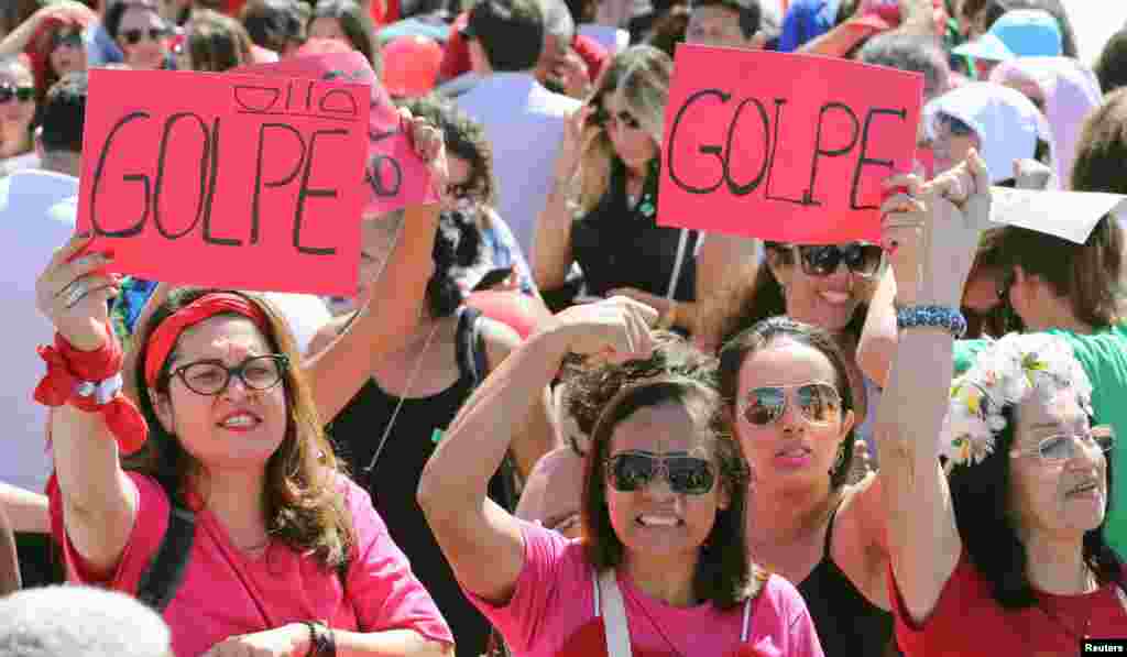 Apoiantes de Dilma Rousseff erguem cartazes com a palavra "golpe" referindo-se à votação do Senado a favor do impeachment