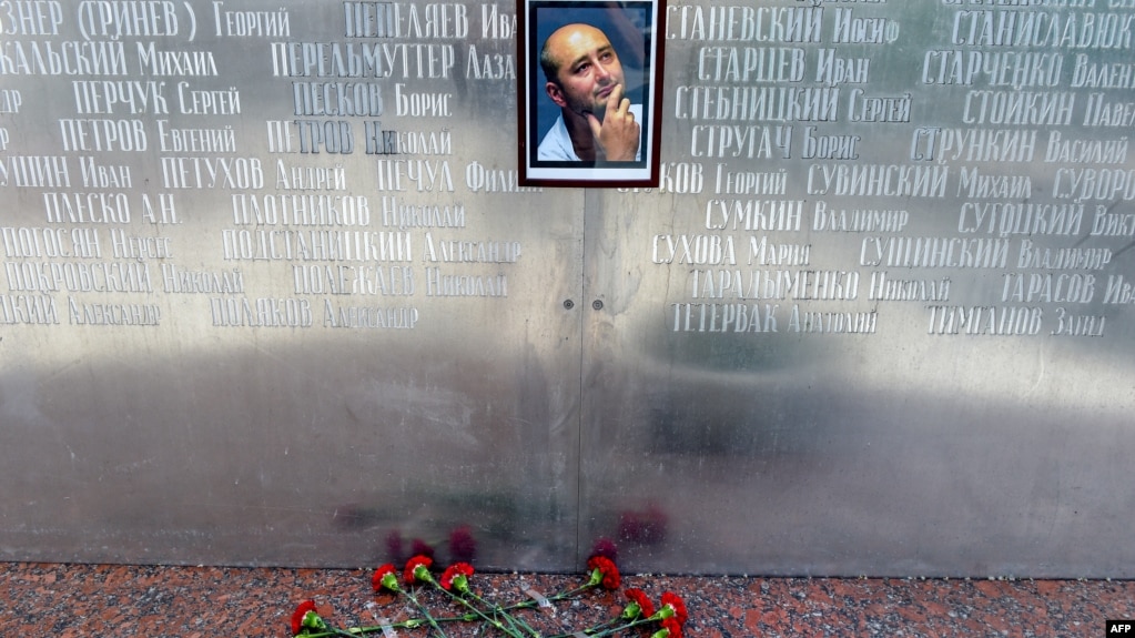 Hoa được đặt ở bức tường 'tưởng nhớ' nhà báo Arkady Babchenko tại ngôi nhà của ông ở Moscow, Nga, ngày 30/5/2018.