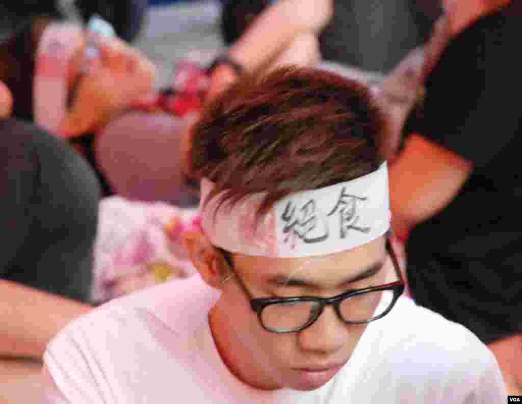 學生在頭上綁上寫有「絕食」的白色布條