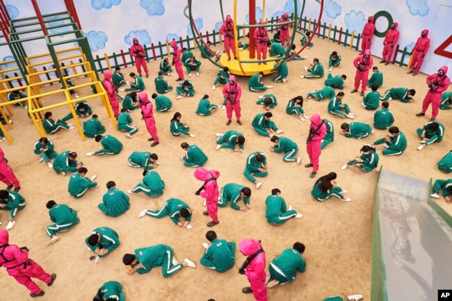 Salah satu adegan dari serial Netflix "Squid Game", di mana ratusan orang dengan masalah keuangan mempertaruhkan hidup mereka untuk meraih hadiah uang dengan nominal sanga besar. (Taman Youngkyu / Netflix via AP)