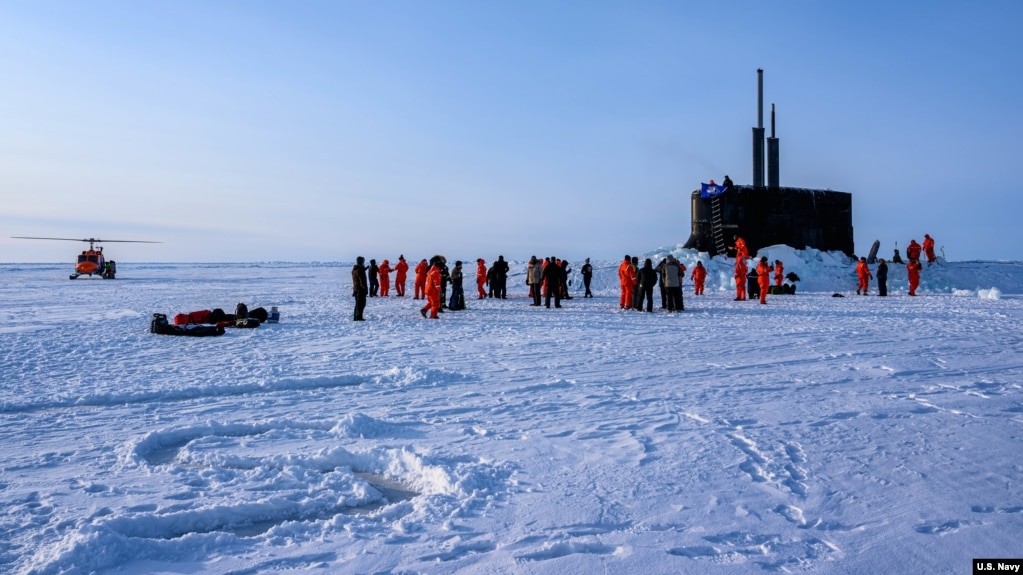 美国攻击型潜艇康涅狄格号2020年在北冰洋上浮出冰面参与演习（美国海军2020年3月7日照片）(photo:VOA)