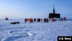美國攻擊型潛艇康涅狄格號2020年在北冰洋上浮出冰面參與演習（美國海軍2020年3月7日照片）