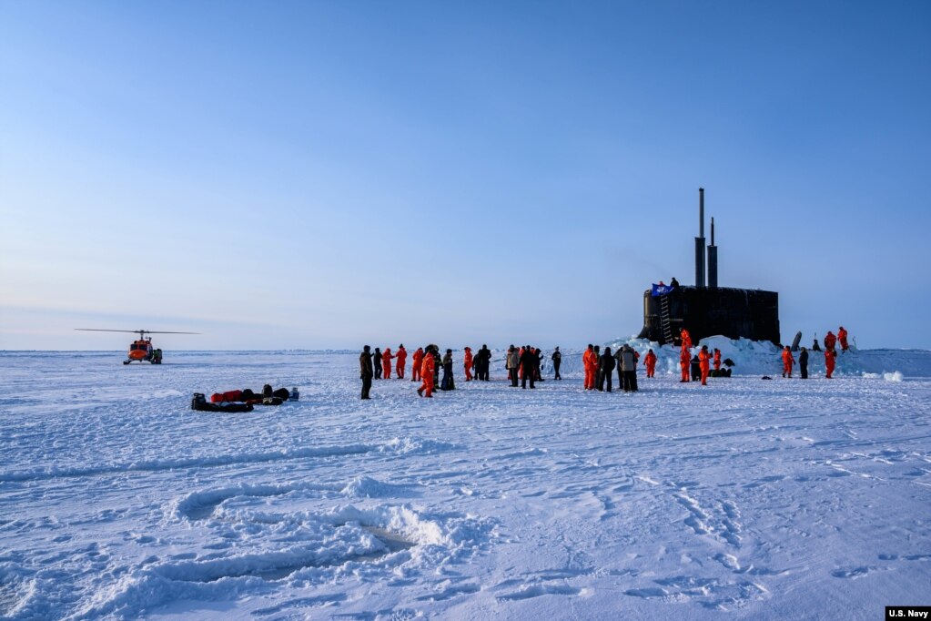 资料照片：美国海军照片显示'康涅狄格'号核动力快速攻潜艇在北冰洋上浮出冰面参与演习。（2020年3月7日）(photo:VOA)