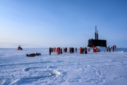 资料照片：美国海军照片显示"康涅狄格"号核动力快速攻潜艇在北冰洋上浮出冰面参与演习。（2020年3月7日）