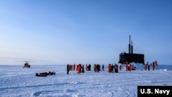 美国一艘攻击型潜艇在北冰洋上付出冰面参与演习（美国海军2020年3月7日照片）