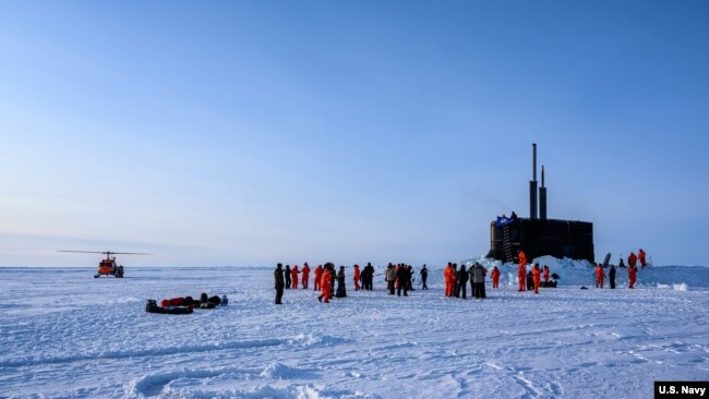 美国一艘攻击型潜艇在北冰洋上付出冰面参与演习（美国海军2020年3月7日照片）