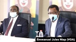 (De gauche à droite) Le ministres des sports Narcisse Mouelle Kombi et le secrétaire général de la caf Veron Mosengo-Omban présentent le protocole sanitaire lors de la CAN à Yaoundé, le 8 décembre 2021(VOA/Emmanuel Jules Ntap)