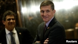 FILE - Retired U.S. Army Lieutenant General Michael Flynn stands by the elevators as he arrives at Trump مایکل فلن، که به عنوان مشاور امنیت ملی اداره ترمپ معرفی شده است.