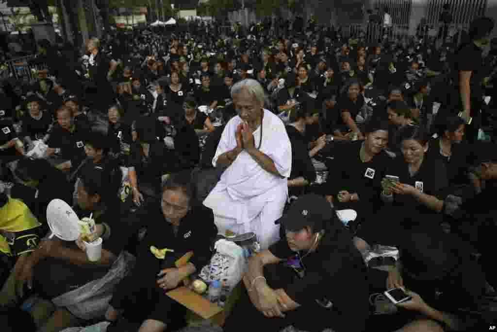 Thai mourners pray for the late King Bhumibol Adulyadej as they take part in the Royal Cremation ceremony in Bangkok, Thailand, Wednesday, Oct. 25, 2017. Thailand on Wednesday began an elaborate five-day funeral for King Bhumibol. (AP Photo/Wason Wanichakorn)