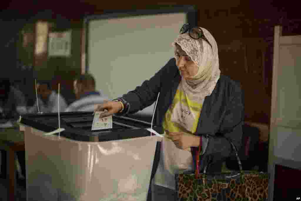 A woman casts her vote at a polling site in the upscale Zamalek district of Cairo, May 27, 2014.