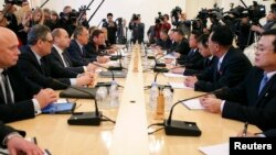 지난 20일 러시아를 방문한 북한 최룡해 노동당 비서(오른쪽 네번째)가 세르게이 라브로프 러시아 외무장관(왼쪽 네번째)과 회담하고 있다. (자료사진)