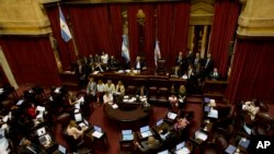 Los legisladores debatieron durante casi 14 horas hasta aprobar el pago de los fondos buitre.