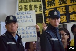 支持者到場聲援9名出庭應訊的雨傘運動人士，大批警員在場維持秩序。(美國之音湯惠芸)