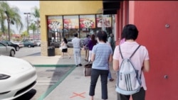 Khách xếp hàng đợi mua đồ ăn tại Little Saigon sau lệnh mở cửa toàn phần.