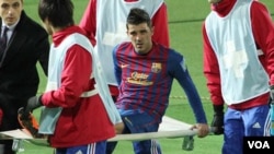 David Villa es retirado del campo de juego tras su lesión de tibia en la semifinal del Mundial de Clubes.