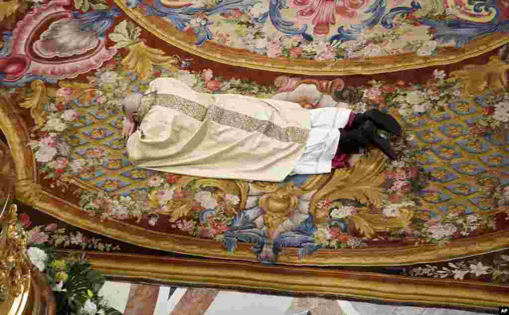در بخشی از مراسم انتخاب اسقف جدید در کلیسای واتیکان، او روی زمین دراز می کشد. مراسم روز جمعه در واتیکان.&nbsp;