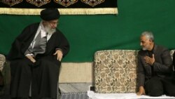 Аятола Алі Хаменеї з генералом Солеймані на церемонії в Тегерані у березні 2015 р.