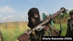 Un militaire des Forces armées de la RDC au visage masqué lors d’une opération contre les miliciens Maï-Maï dans le Parc de Virunga, Nord-Kivu, juin 2017 (VOA/Charly kasereka)