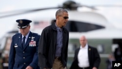 Presiden AS Barack Obama bersiap menaiki pesawat Air Force One di Maryland, menuju KTT G-7 dekat Garmisch-Partenkirchen, Jerman (6/6).(AP/Carolyn Kaster)