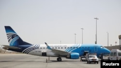 Les travailleurs de maintenance préparent un avion d’Egyptair avant le vol à l'aéroport international du Caire, Egypte, 21 mai 2016. REUTERS / Amr Abdallah Dalsh - RTSFD78