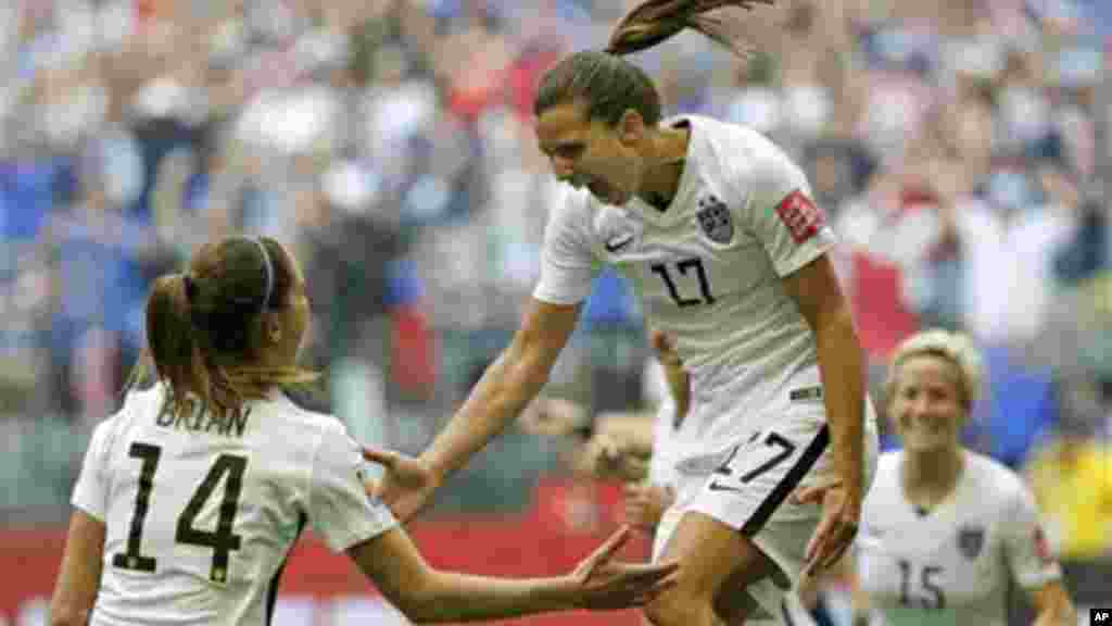 Tobin Heath des Etats-Unis, au centre, célèbre avec Morgan Brian, à gauche, après le but de Heath contre le Japon au cours de la seconde mi-temps de la finale de football de la Coupe du Monde Féminine de la FIFA à Vancouver, Colombie-Britannique, le Canada, le 5 juillet 2015.