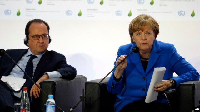 La canciller alemana, Angela Merkel, y el presidente francés Francois Hollande, durante la cumbre COP21 en París, el lunes, 30 de noviembre de 2015.