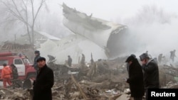 Các nhóm cứu hộ và điều tra có mặt tại khu vực xảy ra vụ tai nạn máy bay chở hàng của Thổ Nhĩ Kỳ tại Kyrgyzstan, ngày 16 tháng 01 năm 2017. 