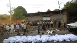 Los cuerpos en bolsas para cadáveres se colocan a un costado de la carretera después de un accidente en Tuxtla Gutiérrez, estado de Chiapas, México, el jueves 9 de diciembre de 2021.