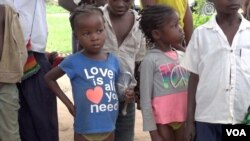 Children wait to be treated at a roadside UNICEF clinic, in Kananga, Democratic Republic of Congo. (A. Powell/VOA)