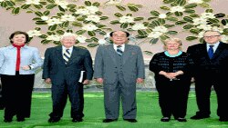 평양에서 김영남 최고인민회의 상임위원장(중앙)을 만나는 카터 전 대통령(좌에서 두번째)과 엘더스 그룹 일행