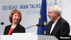 Kepala kebijakan luar negeri Uni Eropa Catherine Ashton (kiri) dan Menlu Iran Javad Zarif dalam pertemuan dengan media di Wina (20/2).