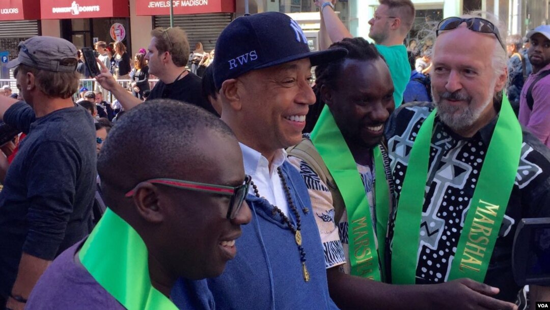 Artiss Russell Simmons (bertopi hitam) ikut meramaikan acara Muslim Day Parade di kota New York, Minggu (25/9). (foto: Ian Umar/VOA).