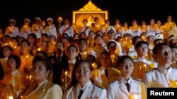 PM Thailand Yingluck Shinawatra (atas tengah) bergabung dengan warga yang membawa lilin untuk memberikan selamat dalam perayaan 64 Tahun Raja Bhumibol Adulyadej bertahta, di Bangkok, Senin (5/5).